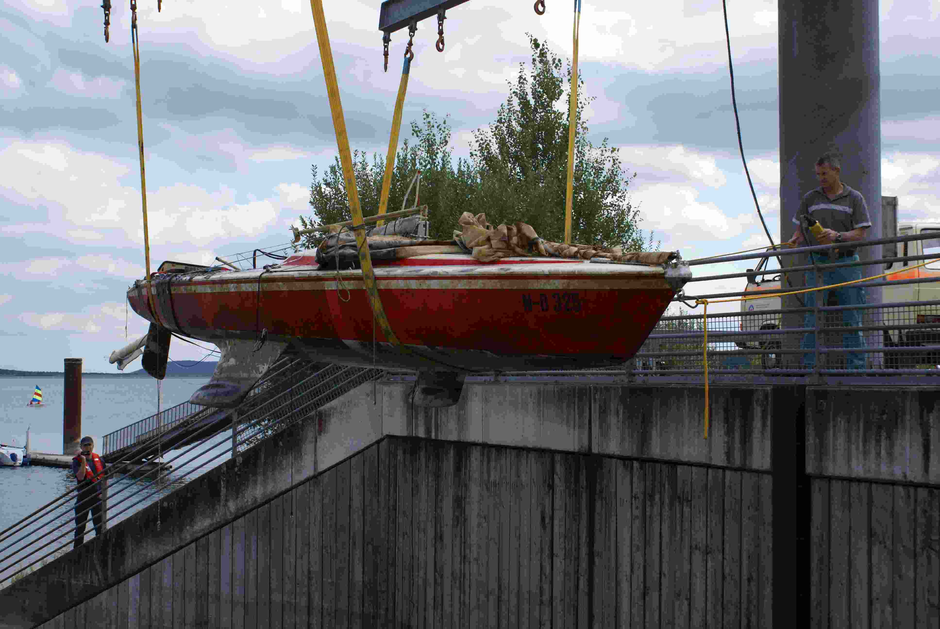 Successful recovery of a sunken sailing boat ila_rendered